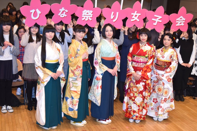 Perfume助阵《花牌情缘》见面会 广濑铃学跳舞_日本_电影网_1905.com