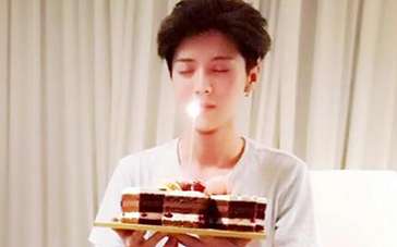 鹿晗26岁生日手捧蛋糕许愿网友纷纷送上祝福