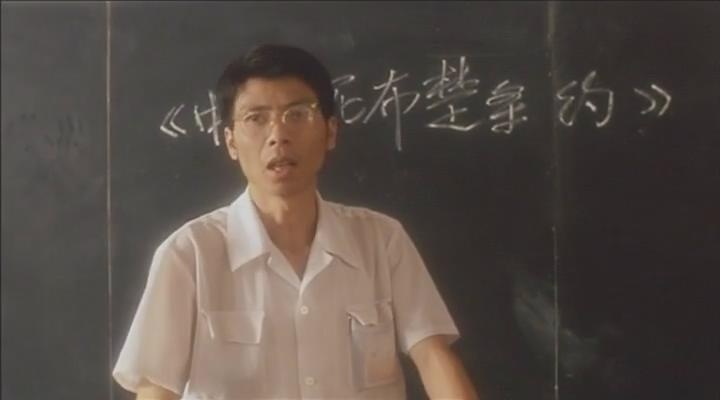 17、《记得少年那首歌》眼见着就是放大版的《阳光灿烂的日子》,果然这些人还是放不开王朔和那点大院情结。有趣的是,叶京又找来了冯小刚监制这部电影,昔日自己那么嫌弃、那么隔应的朋友,如今又想找回来了。冯小刚也像以前一样什么也没说就去了,谁让他信了“没有当年的王朔,就没有今天的冯小刚”这句话呢。王朔也好,叶京也罢,都曾是他那么热烈追随过的那座灯塔,即使他们现在不是这个时代的主流了,或许这才是冯小刚心中那点说得上是情怀的东西。