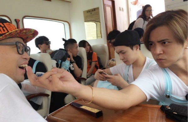 太污!极限男人帮晒吻照 男男CP互相调戏_滚动