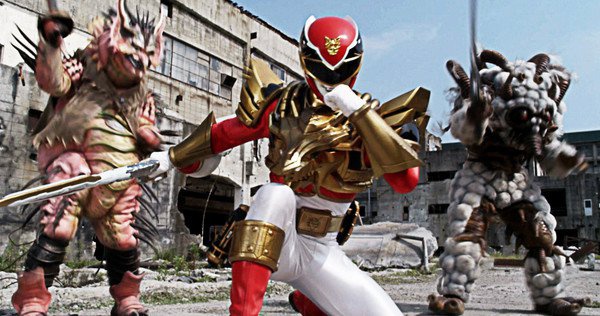 《超凡战队》曝最能新片场照 红衣战士帅气杀