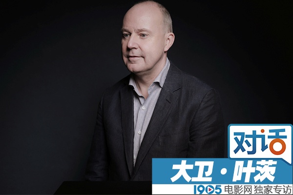 1905电影网专访 1905电影网专稿 《哈利波特》系列在2011年完结之后,不少“哈利迷”们只能每天靠YY和回顾前作来满足自己再次畅游魔法世界的愿望。还好,“魔法之母”JK·罗琳也闲不住,翻腾出来一本霍格沃茨魔法学校的教科书《神奇动物在哪里》,直接编成剧本,与合作拍摄过四部《哈利波特》系列的老搭档导演大卫·叶茨一起,带领观众们再次探索更加奇幻的魔法世界。 近日,1905电影网在纽约专访到了导演大卫·叶茨,与他聊了