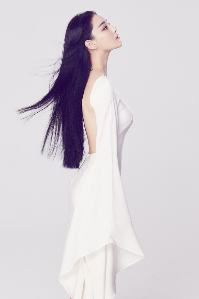 张馨予晒照，秀美背还露出性感臀线_滚动新闻_电影网_1905.com