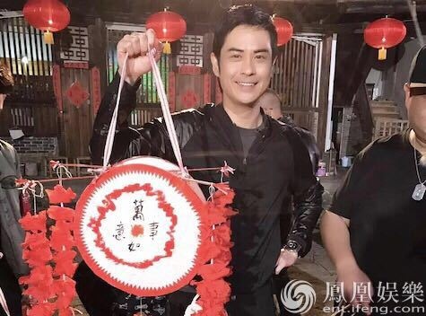 《好运旅行团》郑嘉颖开温泉直播 自曝爱买房