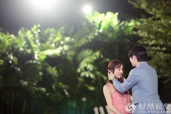 《如果爱》李菲儿泰国完婚 金希澈首见父母_滚