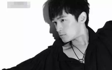 胡歌谈到她一度落泪,终于知道他为什么不谈恋