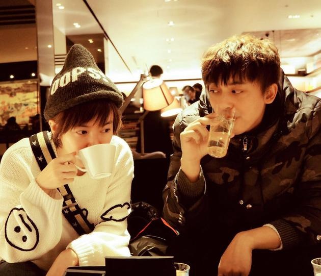 李佳航30岁生日获李晟表白:世界上我最喜欢你