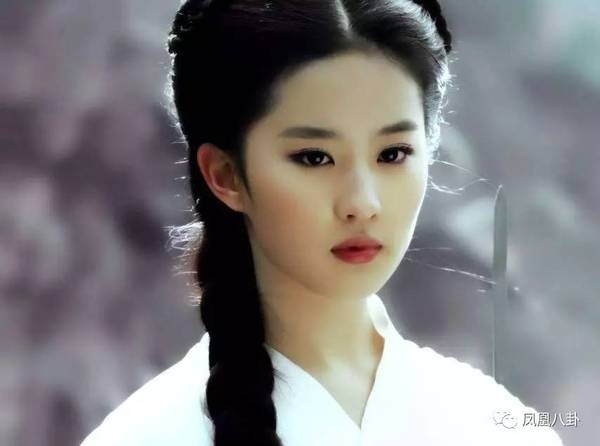 肚腩+粗腿,高圆圆刘亦菲看到这些照片会哭吧_