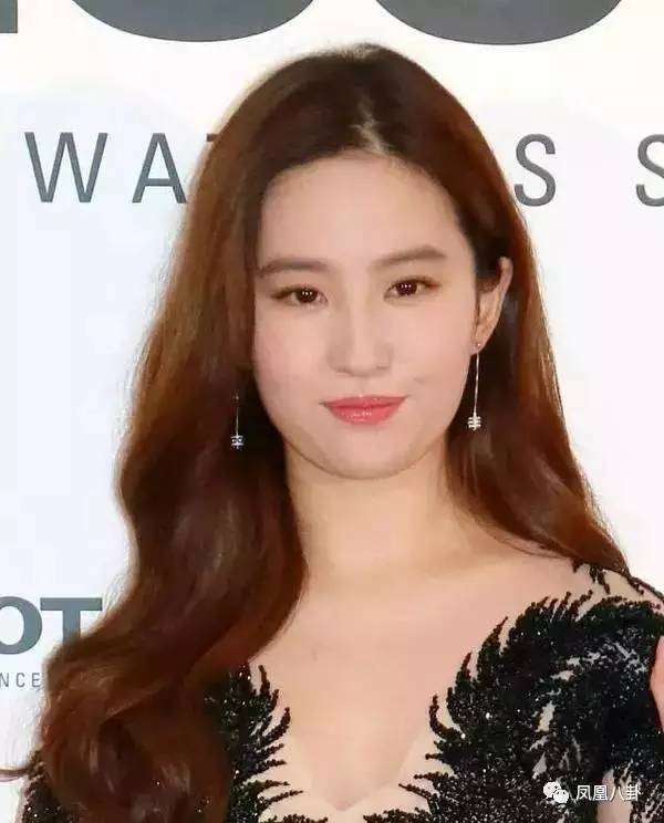 肚腩+粗腿,高圆圆刘亦菲看到这些照片会哭吧_