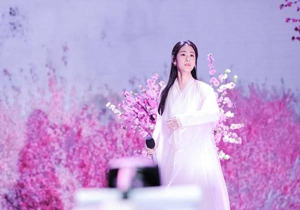 《快本》张碧晨首秀化身白浅演绎凉凉 夜华竟