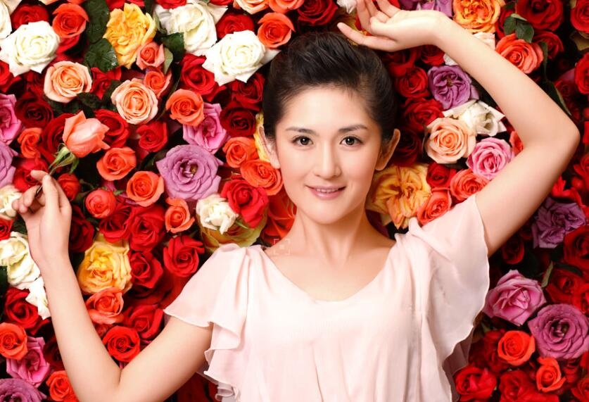 谢娜晒22年前老照片 头戴草帽俏皮可爱