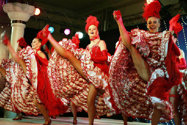 浪漫够了!今天的巴黎属于“大腿舞”和“头盖骨”跟着电影去旅行_电影策划_电影网_1905.com