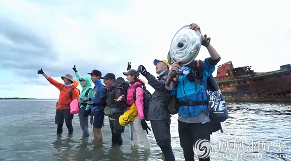 征途家族海上沉船求生 田亮带伤爬树获赞