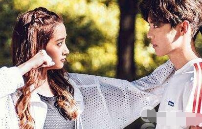 鹿晗关晓彤公布恋情后 微博竟崩溃了…_滚动新