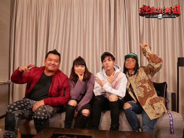 《热血街舞团》曝鹿晗练舞照 开心比耶合影活