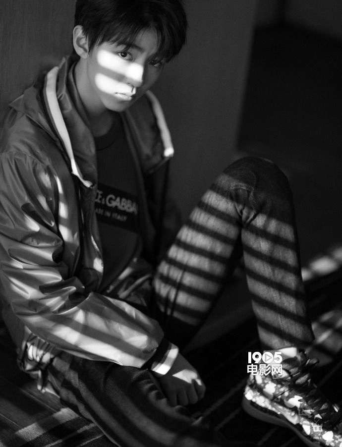 王俊凯最新写真眼神迷离 黑白光影下诠释帅气少年