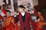 孙杨央视晚会唱《倔强》 钟汉良豪情演绎中华武术