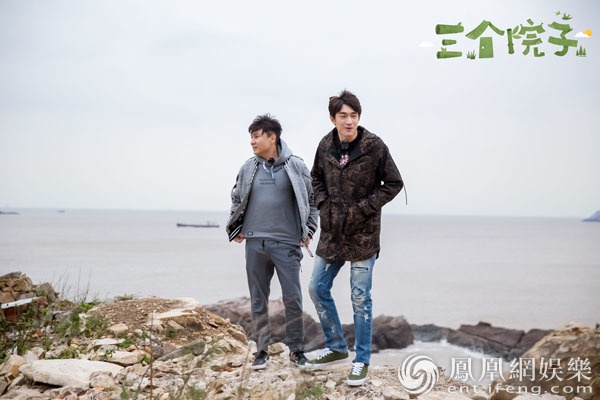 林更新拍照比剪刀手 应采儿看呆