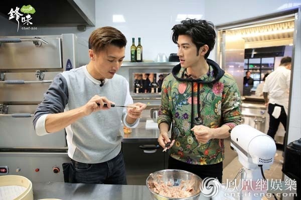 谢霆锋傅园慧李治廷嗨玩 《锋味》上演锋厨大