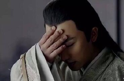 林允晒肥脚遭调侃"像猪蹄" 黄轩的手意外躺枪_华语_电影网_1905.com