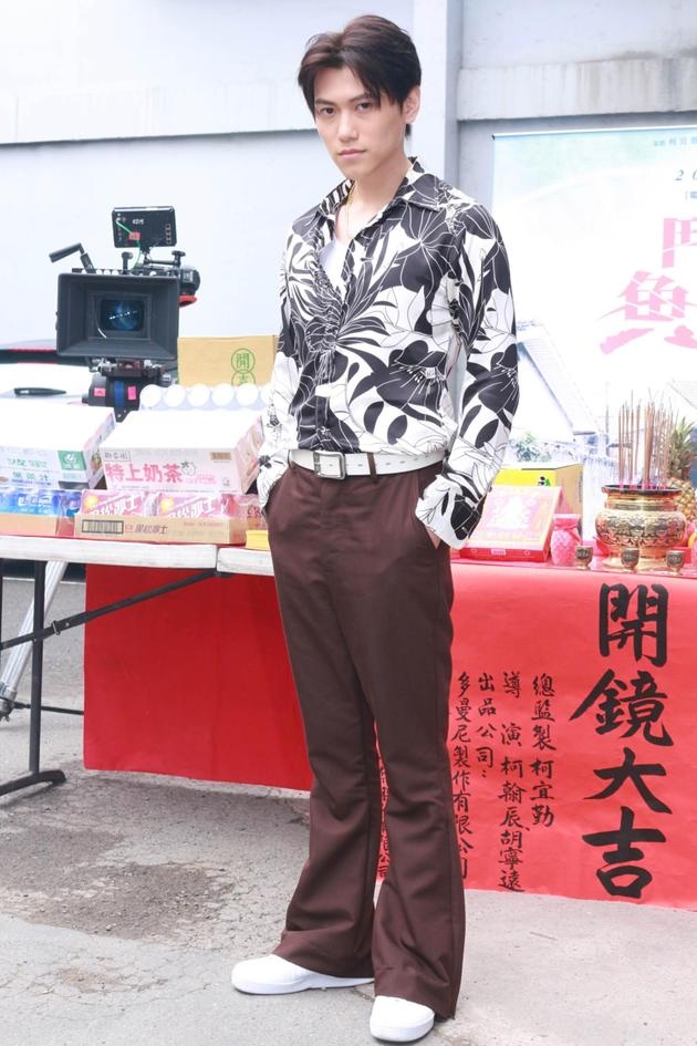 《斗鱼》电影版开镜毛弟挨拳 演大反派揣摩狠