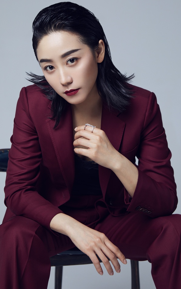 冯秦川曝干练时尚写真 霸气硬朗展独特魅力