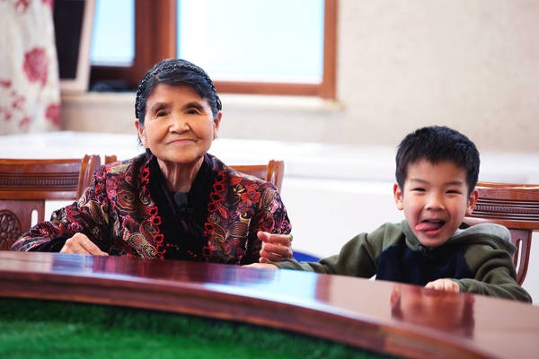 黄圣依儿子安迪和奶奶祖孙情深 “每次离开都偷哭”
