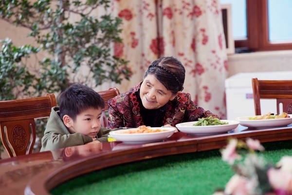 黄圣依儿子安迪和奶奶祖孙情深 “每次离开都偷哭”