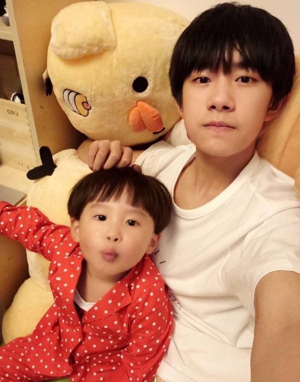 从小就帮哥哥圈粉!易烊千玺弟弟偷哥哥签名送老师