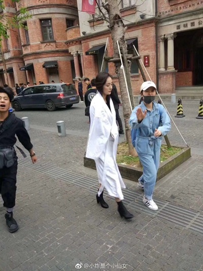 网友偶遇杨幂竟然裹浴袍出街 网友羡慕完美身