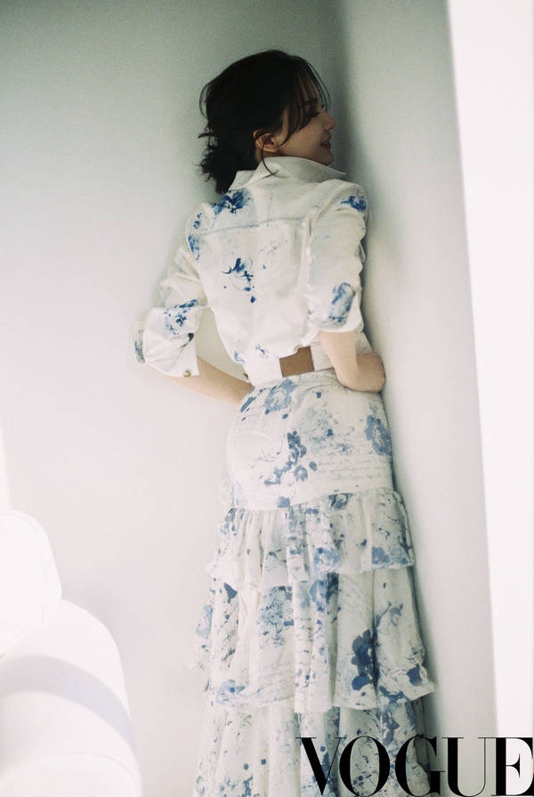 陈数杂志大片曝光 摩登时尚诠释自律美