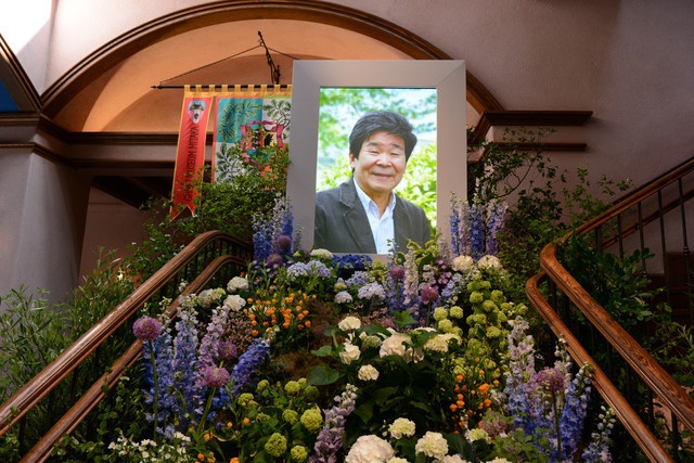 高畑勋追悼会在吉卜力美术馆举行 现场被花朵包围