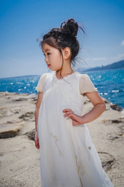 最小嘉宾阿拉蕾出征戛纳 海边写真宛如童话公主