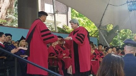 王家卫获哈佛文学荣誉博士 获颁证书依旧墨镜遮面