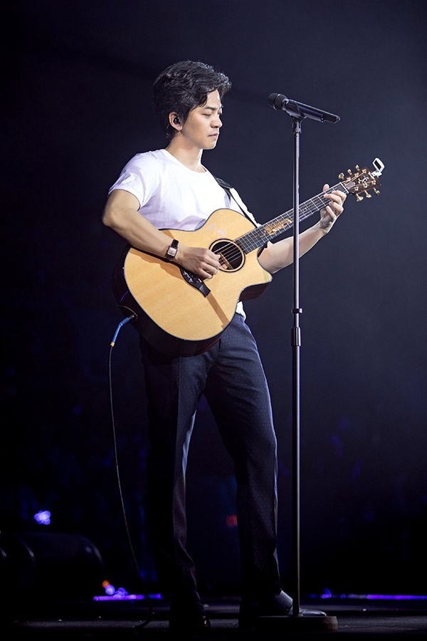 李健清华校庆演唱会纪录片:毕业20载物非人还是