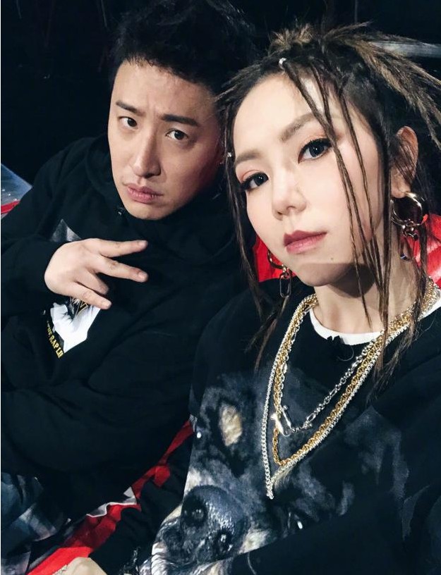 邓紫棋潘玮柏同框扮酷 不约而同穿黑色默契十