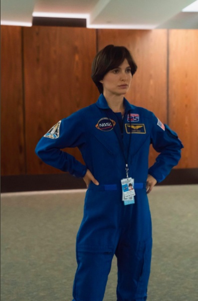 《淡蓝色圆点》爆照 娜塔莉波特曼宇航员造型亮相