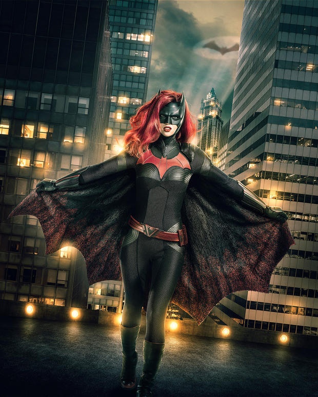 露比·罗丝《蝙蝠女侠》首发定妆照 红发蝙蝠标志
