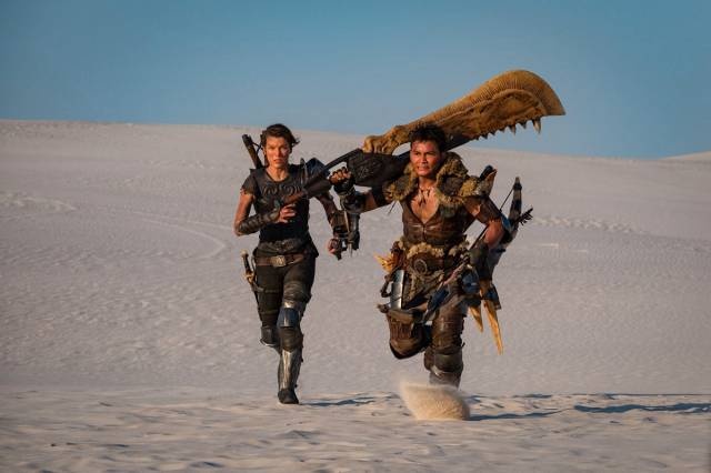 《怪物猎人》曝首张剧照 米拉与托尼·贾沙漠狂奔