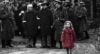 电影日历:上映25周年的《辛德勒的名单》 红衣小女孩令人震撼