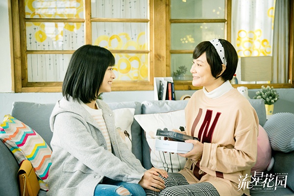 《流星花园》 近日,由沈月、王鹤棣、官鸿、梁靖康、吴希泽联袂主演的《流星花园》正在湖南卫视青春进行时剧场热播,剧集收视率一路看涨,更圈粉了大批剧迷,相关话题成为热议焦点。其中王琳饰演的道明枫可谓是气场全开,引发网友一片热议。随着剧集热度不断攀升,官方今日曝光了一组王琳特辑,特辑中王琳戏里戏外的反差让观众直呼期待。 戏里强势戏外亲和王琳拍摄现场大秀方言 《流星花园》围绕杉菜和F4的成长历程展开,王琳此次在剧中饰演道明寺妈妈道明枫,而作为道明集团的最强掌舵人,为了阻止杉菜和道明寺在一起,道明枫可谓是软硬兼