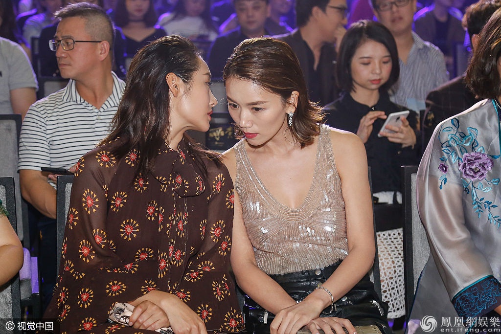 《如懿传》令妃婉嫔合体!李纯、曹曦文亲密耳语关系好