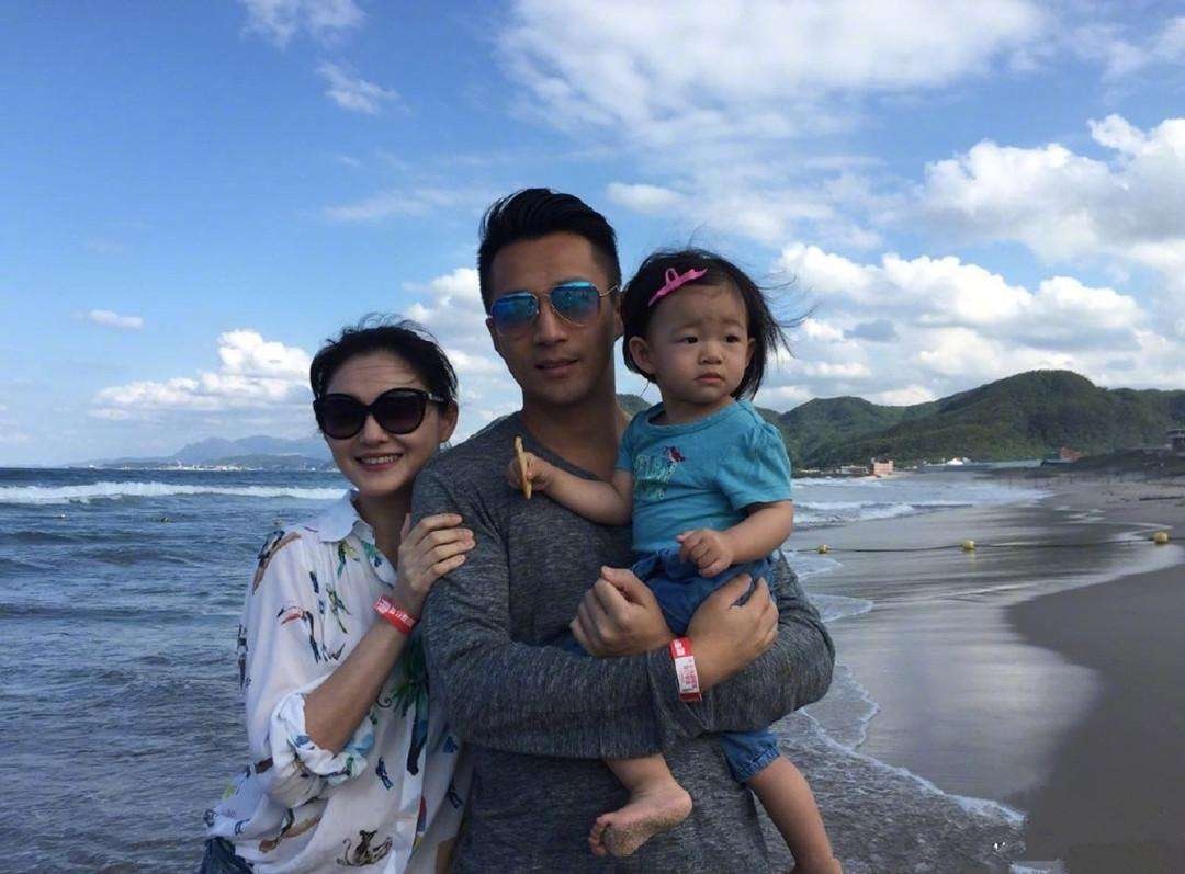 汪小菲晒女儿照片,小玥儿这身衣服太有戏了