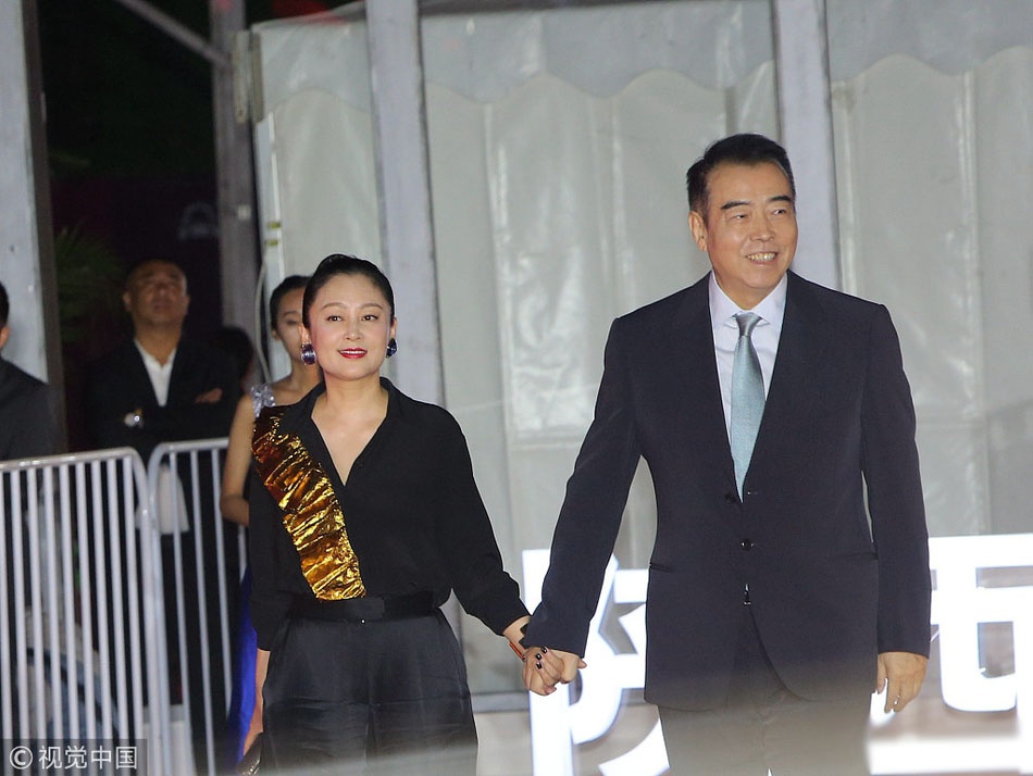 老夫老妻秀恩爱!陈凯歌牵手陈红亮相电影节