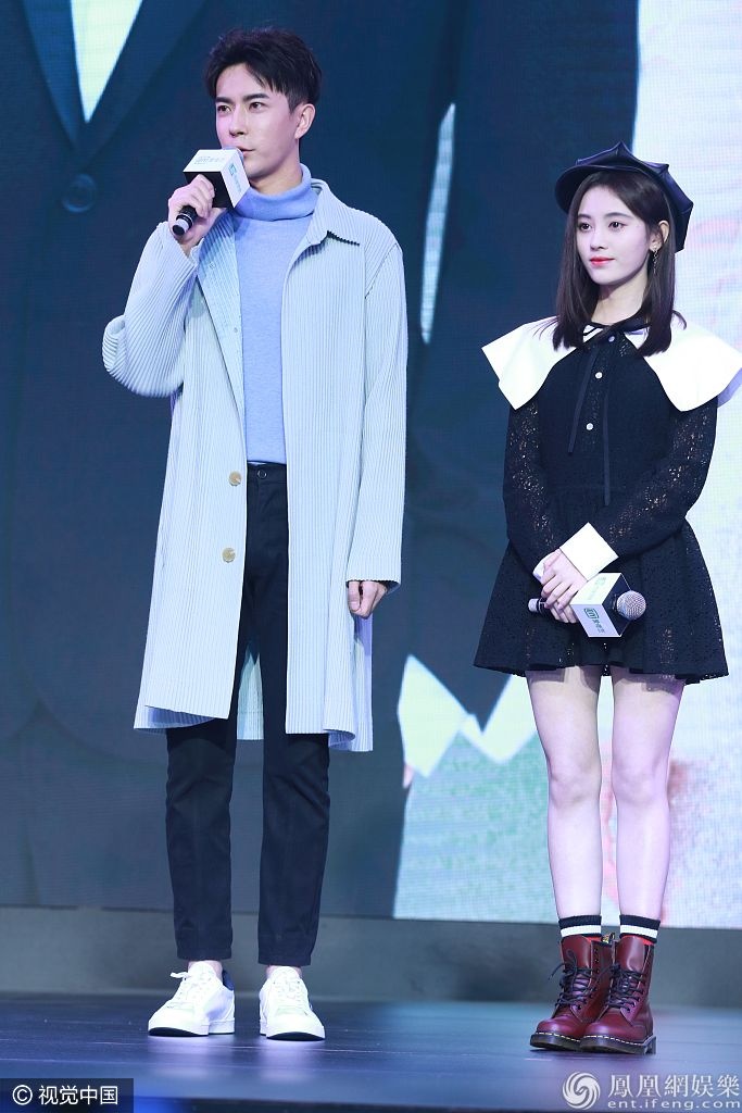 婧祎穿娃娃裙甜笑撩发 秀绝世美颜与于朦胧最