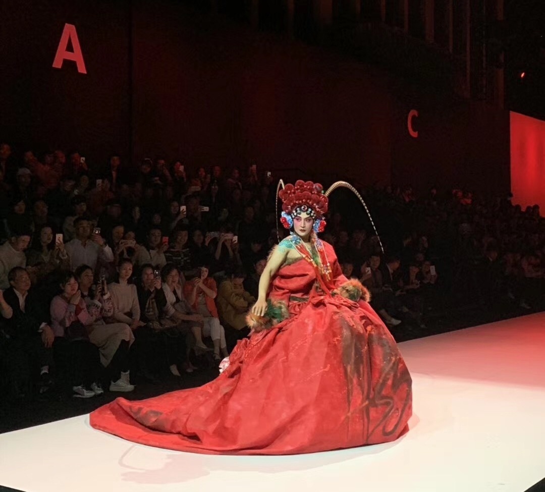 陈志朋身穿大红裙反串?网友:这些举办方在消费他吧!