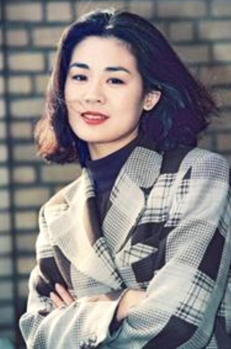 她曾是内地最红女星,20岁成名25岁出国留学,如