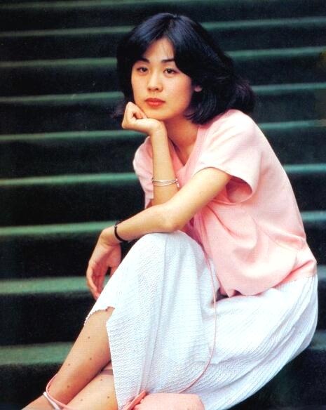 她曾是内地最红女星,20岁成名25岁出国留学,如