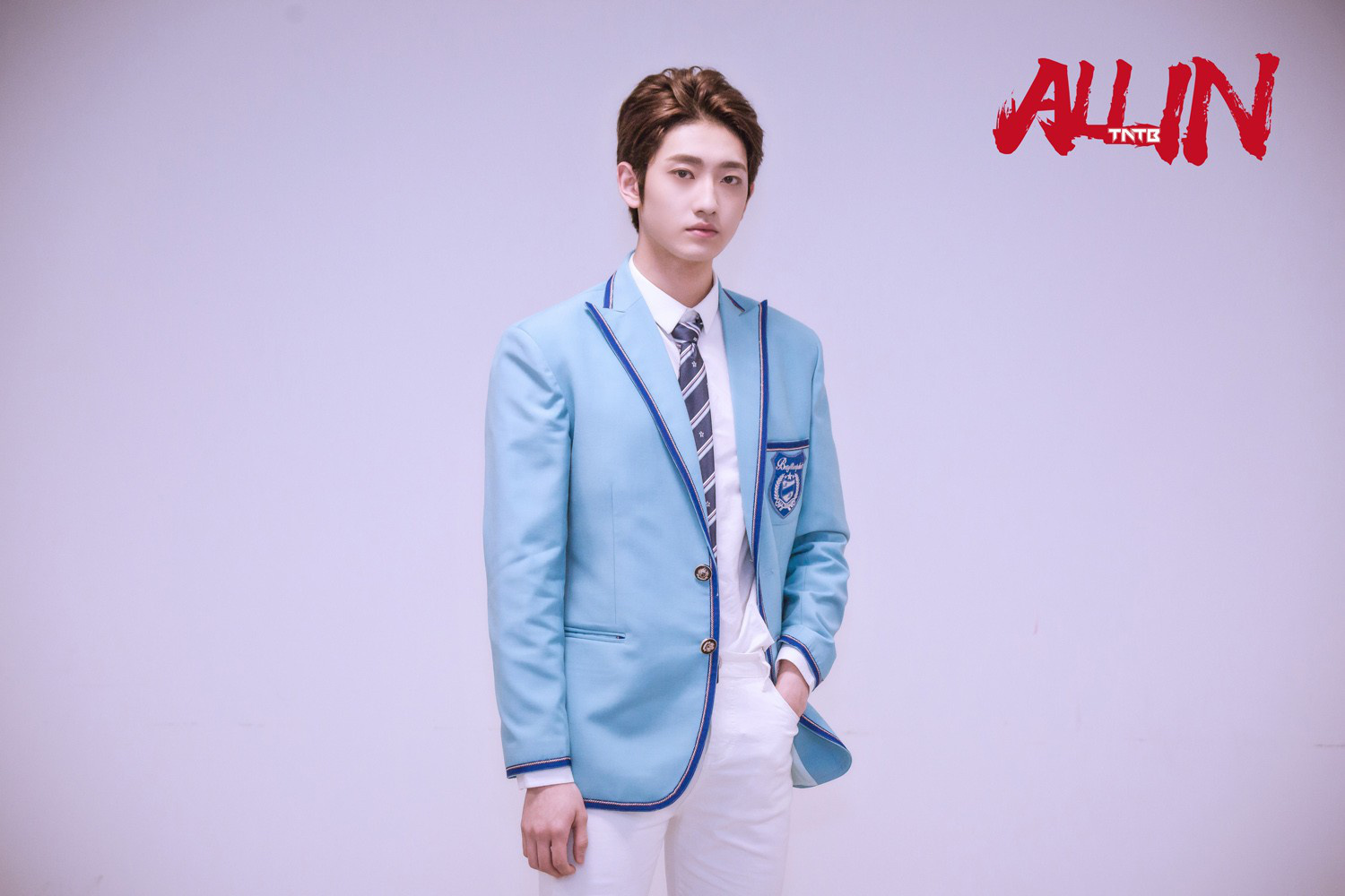 杨昊铭出席2019电视剧品质盛典 C位领舞拉开