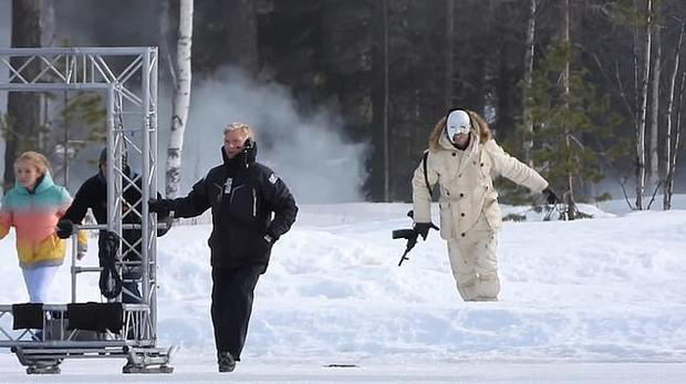 《邦德25》挪威片场照 神秘蒙面反派持枪追赶女孩
